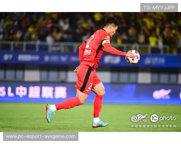 足球中超边路突破直冲底线传中成功：用一双战靴书写进攻新篇章