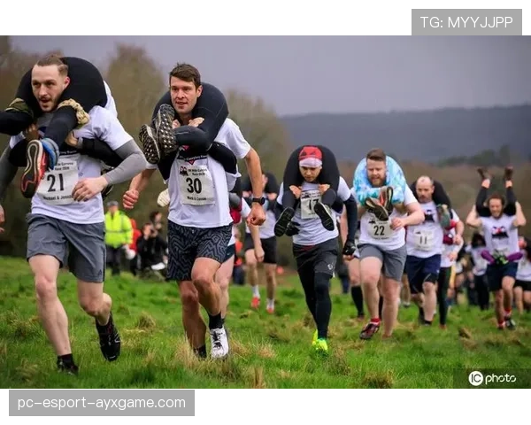 背媳妇锦标赛：障碍赛中的倒挂奔跑，背媳妇照片